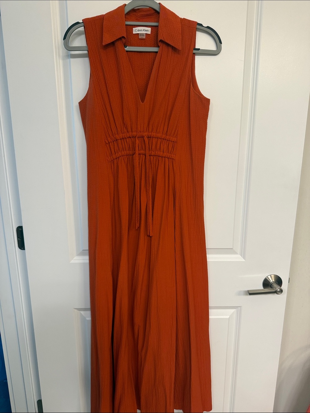 Calvin Klein Sleeveless, wrinkle free V‑Neck Maxi Dress in Rust/ORANGE